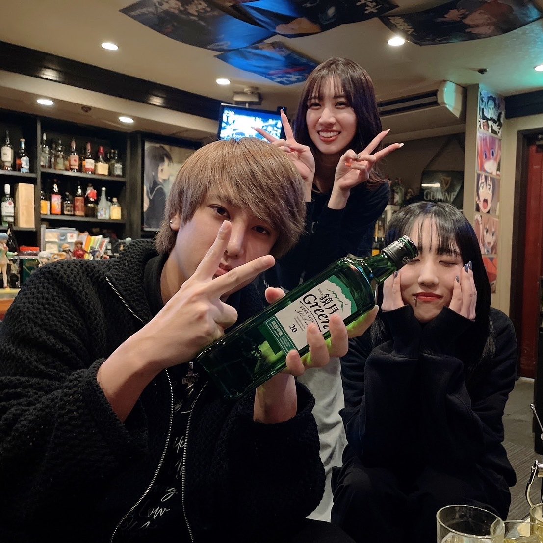 BAR_LUIDA_Nagoy's tweet photo. 土曜日₍ · ̫·₎🪄

本日は
とーやさん
はるなさん
はんな
の3人ですᐕ )ﾉﾞ

雨ですけどね、元気にやってますので
飲んで歌って楽しんでいきましょ꒰•̫͡•ོ꒱
店長の誕生日もまだまだ続く〜
今日もよろしくお願いします︎︎︎︎✌︎

はんな。 https://t.co/4ALM0H2r98