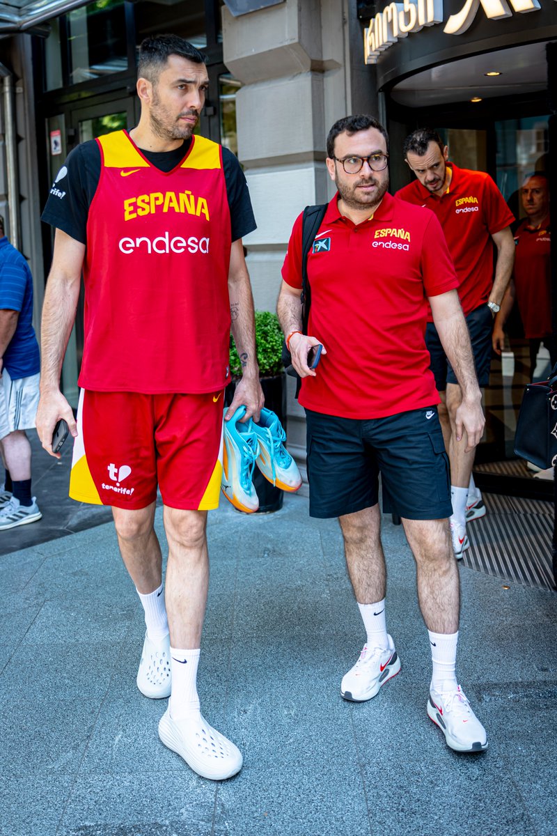 BaloncestoESP's tweet photo. Siempre en buenas manos 🫂

#LaFamilia #SomosEquipo https://t.co/AK35r0BeSH
