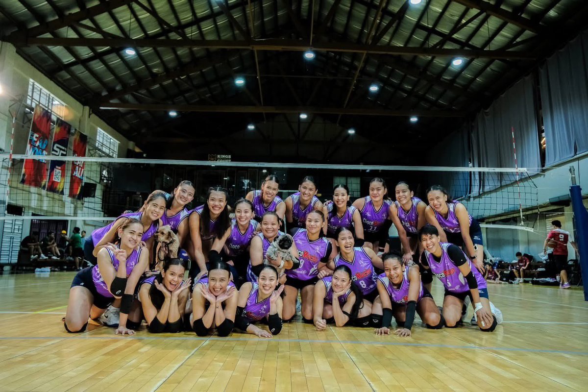 dearvolleyverse's tweet photo. I’m so happy kasi ang dami na ulit players! Wala nang mababakante o kailangang ilipat ng position dahil sa lecheng injuries. 
I’m so, so happy na healthy na silang lahat. ✨🙏

Ito na ang simula. Claim ko na agad!! LFG TITANS! 💜🍫 https://t.co/tCLtX9uPFE