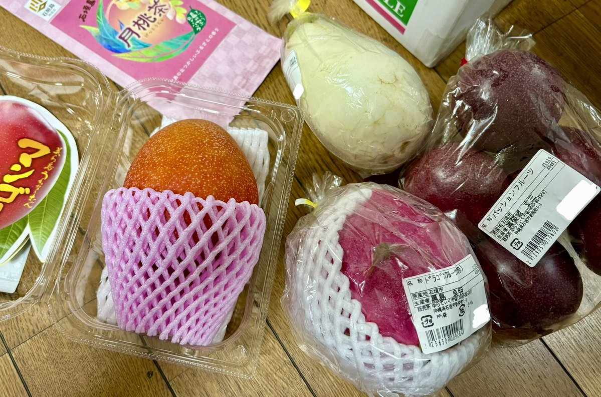 satomaimo's tweet photo. 姪っ子ちゃんが送ってきてくれた石垣島の美味しいもの🥭
月桃茶はまだ飲んでないけど、どれも美味しかった〜
ドラゴンフルーツとマンゴーは犬にもお裾分け
パッションフルーツは美味しいけど集合体恐怖症なので写真はなし🙅🏻‍♀️ https://t.co/Y9AhkaOQ5B