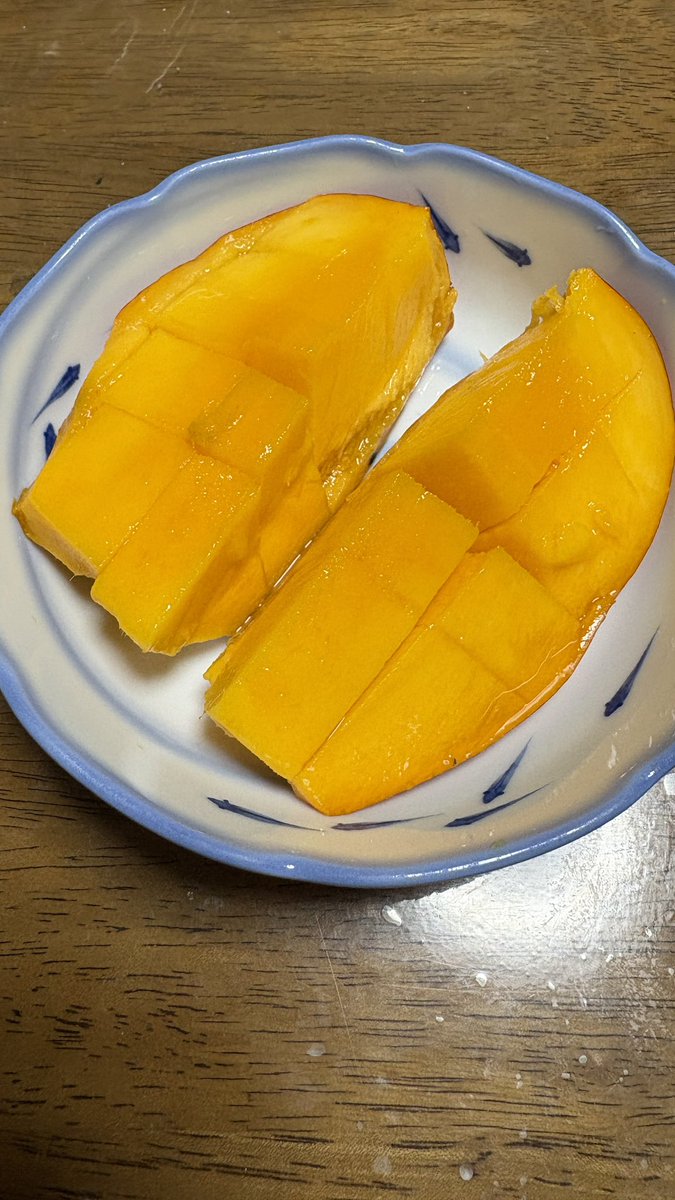 satomaimo's tweet photo. 姪っ子ちゃんが送ってきてくれた石垣島の美味しいもの🥭
月桃茶はまだ飲んでないけど、どれも美味しかった〜
ドラゴンフルーツとマンゴーは犬にもお裾分け
パッションフルーツは美味しいけど集合体恐怖症なので写真はなし🙅🏻‍♀️ https://t.co/Y9AhkaOQ5B