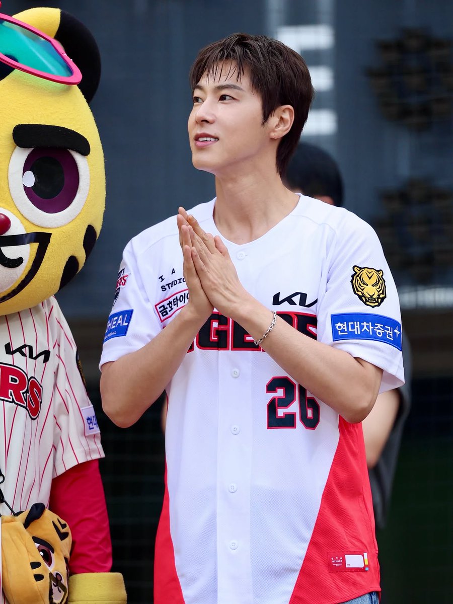 UKNOWROUS_Nb's tweet photo. 260704
Instagram@ always_kia_tigers
🔗https://t.co/4SVsvMb30p 

今日の勝利祈願始球式✨ ユンホ
チャンピオンズフィールドを訪れ、力強い応援を届けたユンホ🔥
始球式の指導は、東方神起ファンのお姉さんを持つ外野手パク・ジョンウ選手が担当しました。
雨の中でしたが、練習どおりに始球式を行い、タイガースへの真心いっぱいの応援を届けました！

#유노윤호 #UKNOW ユンホ 정윤호 동방신기 TVXQ! 東方神起