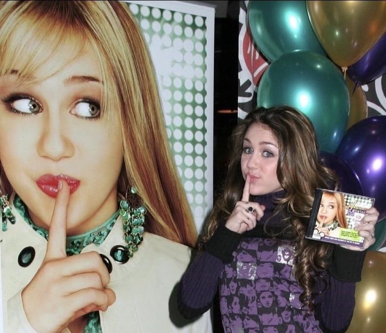 OldInternetFeel's tweet photo. Miley Cyrus holding the first Hanna Montana album (2006) https://t.co/RpRxc2R695