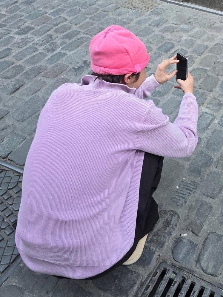bblackjin's tweet photo. แล้วจะไม่ให้อาร์มี่เจอพี่โฮปได้ไง มึงดูสีเสื้อแต่ละตัวก่อน มองร้อยเมตรก็เห็น พี่โฮปแบบตะโกนมาก5555555555555555 https://t.co/OqeT1SQ6JI
