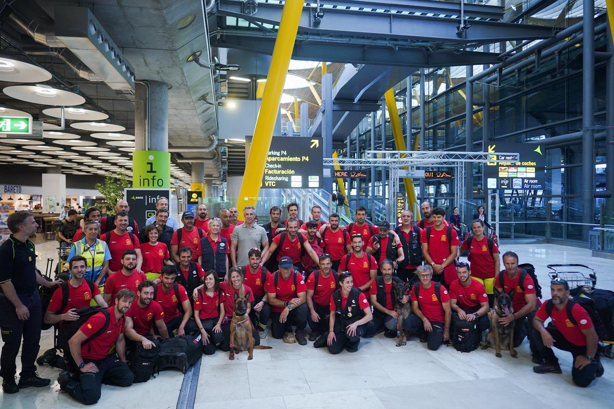 112cmadrid's tweet photo. El equipo de Emergencia y Respuesta Inmediata de la @ComunidadMadrid #ERICAM acaba de regresar de #Venezuela tras haber participado durante diez días en las labores de rescate por los terremotos que golpearon al país.
40 efectivos, de #BomberosCM, #SUMMA112, guías caninos y sus 4 perros de @ESDP_esp y @LasRozasPCivil.
+ info: https://t.co/T9JeiNqLQq
#MadridConVenezuela
