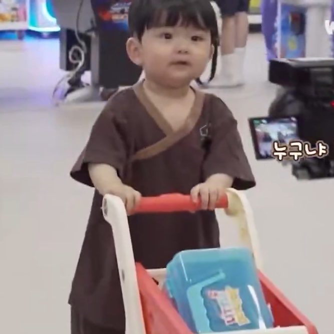 sundaecheese_'s tweet photo. เด็กจิ๋วชอบเล่นรถเข็นจริงๆเข็นไปทุกที่ไปไหนไปด้วยกัน👶🏻🛒 https://t.co/pXSQOXSDAD