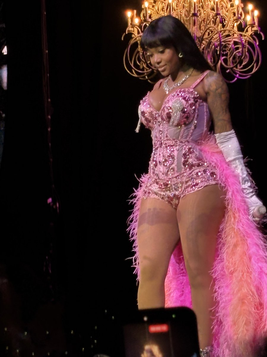 deviIishlust's tweet photo. Summer Walker tonight in Vancouver!!! https://t.co/AnTpn4MoYa