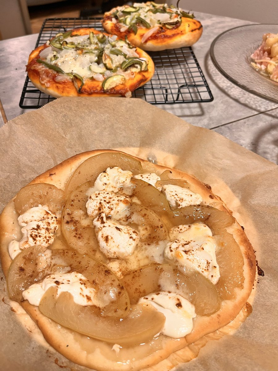 Nachancooking's tweet photo. 桃パーティ

🍑桃の冷製パスタ
🍑桃モッツァレラ
🍑桃のピザ
番外編　普通のピザ

#おうちごはん
#自炊 https://t.co/czJmIG4TKx