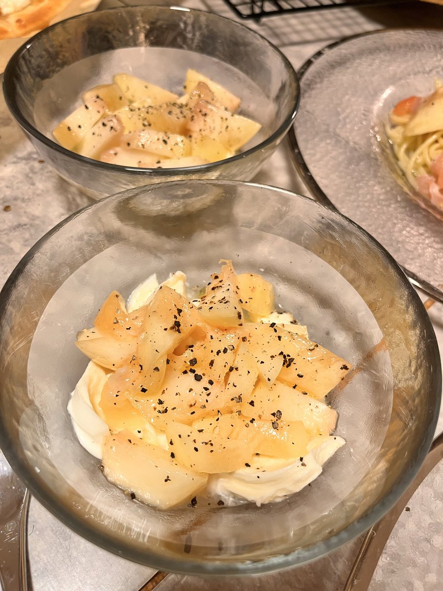 Nachancooking's tweet photo. 桃パーティ

🍑桃の冷製パスタ
🍑桃モッツァレラ
🍑桃のピザ
番外編　普通のピザ

#おうちごはん
#自炊 https://t.co/czJmIG4TKx