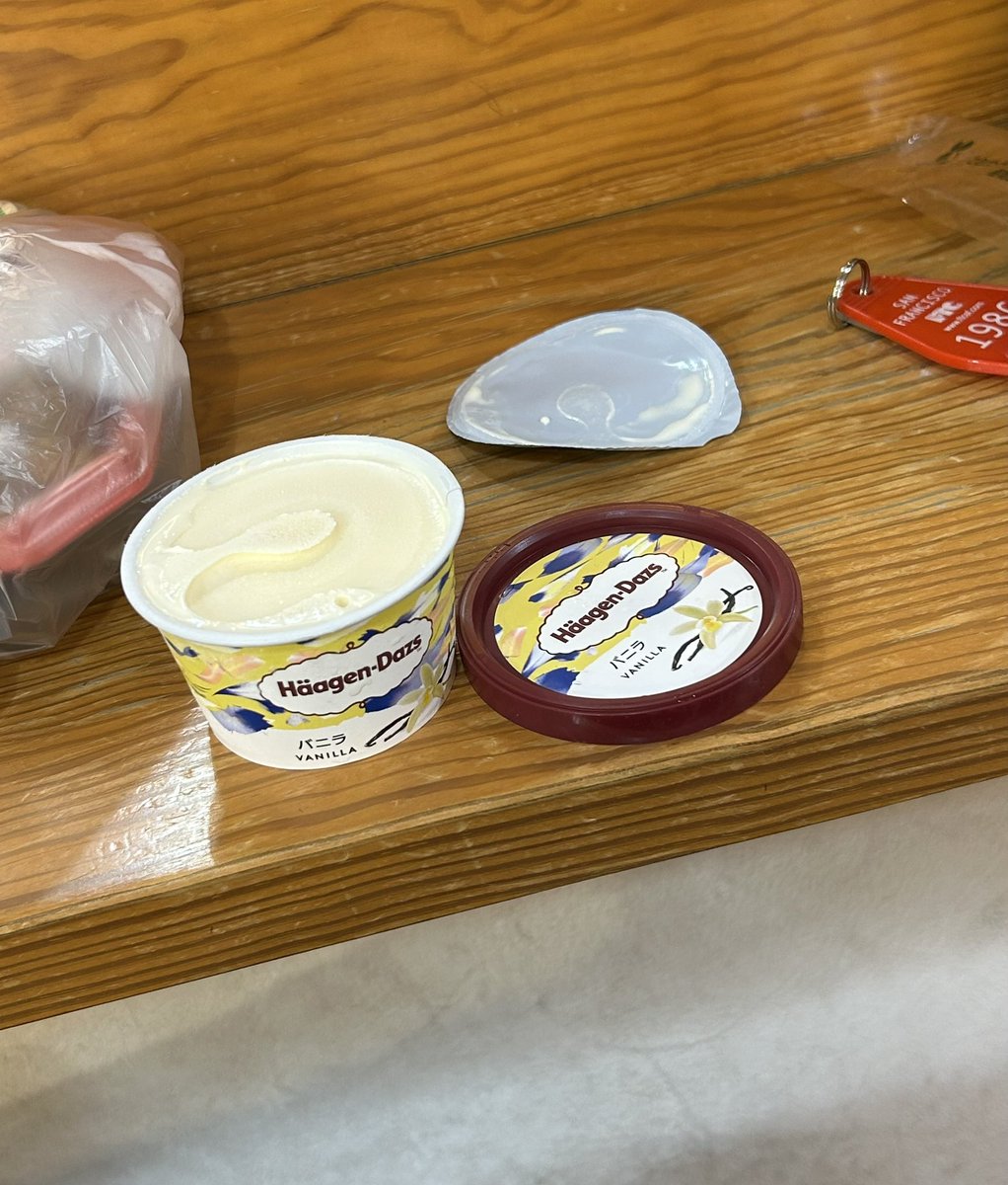 eri132948's tweet photo. 美容院でハーゲンダッツ🍨🥄
飲み物聞かれて「冷たいお茶🍵」と答えたら「お腹大丈夫ですか」って言われた🤭 https://t.co/UcDqa4EADn