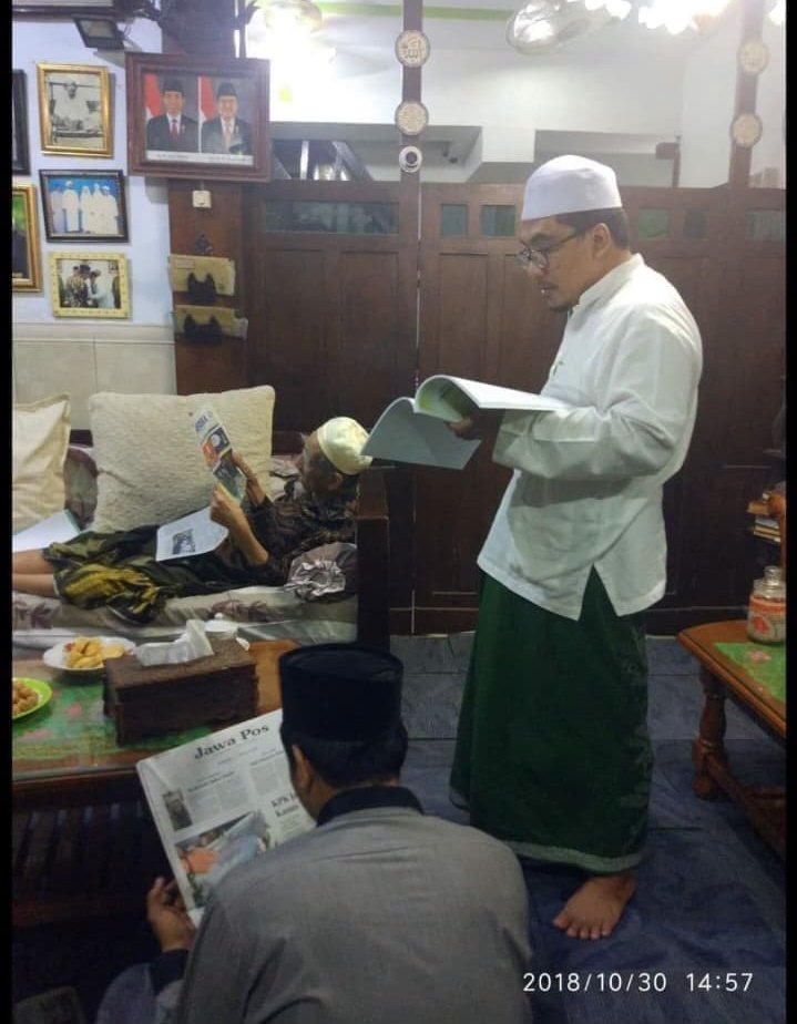 yaanms_'s tweet photo. Mbah Maimoen Zubair, nate dawuh:

"Ojo irinan, marai cepet mati."

Kuwe nek pengen opo2, ojo mbok pikir nemen2 marai cepet mati.

Biyen iku ono Kyai Fulan, saking kepingine haji (berangkat haji) iku dipikir nemen. Mergo ono tonggone ora pati sregep (olene ngibadah) https://t.co/QksU8bBg0D