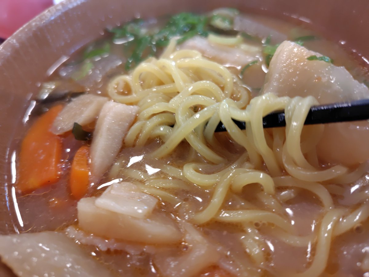 hoimiso13's tweet photo. 今日のグルめぐりはすき家でネギ玉牛丼ととん汁味噌ラーメン！とん汁味噌ラーメンはとん汁に麺をぶち込んだだけって聞いてたけど汁の味にパンチを効かせてちゃんと味噌ラーメンだったよ、具はとん汁。店舗によって違うのかな、いっただきまーす https://t.co/99fy5D3Z1K