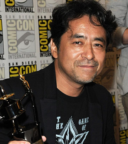 animetrends's tweet photo. EL VERDADERO HÉROE DE YU-GI-OH!

Hoy se cumplen cuatro años desde que el legendario Kazuki Takahashi, creador de la histórica franquicia "Yu-Gi-Oh!", perdió la vida en un conmovedor acto de valentía.

Mientras vacacionaba en Okinawa, el artista se lanzó al mar sin dudarlo para ayudar a rescatar a varias personas que estaban siendo arrastradas por una violenta corriente.

Takahashi dio su vida asistiendo a un soldado estadounidense en el rescate de una madre y su hija adolescente, sacrificándose para que otros pudieran vivir.

Un héroe hasta el final.