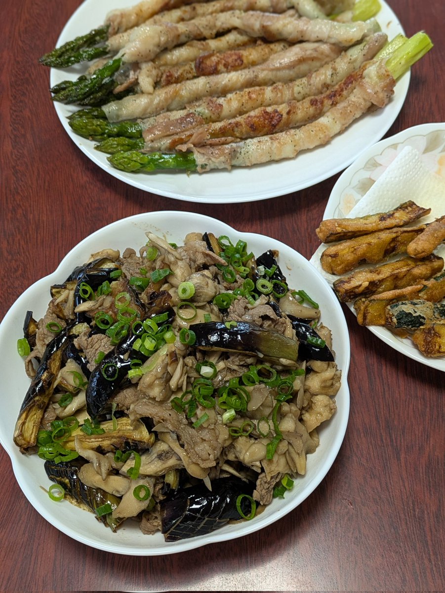 piurarin's tweet photo. 夕ごはん。牛肉となすのオイスターソース炒め、アスパラの肉巻き、ズッキーニのから揚げ。お肉多め。

#おうちごはん
#ヒウラ飯 https://t.co/go4pFvg46z