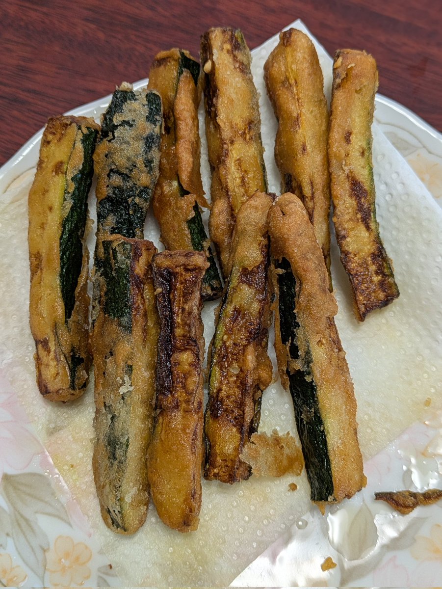 piurarin's tweet photo. 夕ごはん。牛肉となすのオイスターソース炒め、アスパラの肉巻き、ズッキーニのから揚げ。お肉多め。

#おうちごはん
#ヒウラ飯 https://t.co/go4pFvg46z