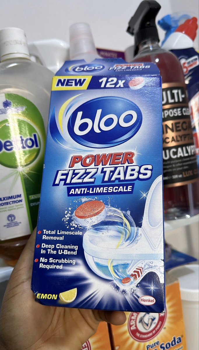 SkinwithLolami's tweet photo. Easy way to make your bathroom and toilet sparkle always (Especially the tiles,toilet bowl and 🚽) 

Mix Baking soda + Dishwashing soap + A little bit of Scouring powder to form a paste. 

Not too solid, not too liquid. 

If you can, get this for the U-bend too. 

You’re welcome. 👍🏽