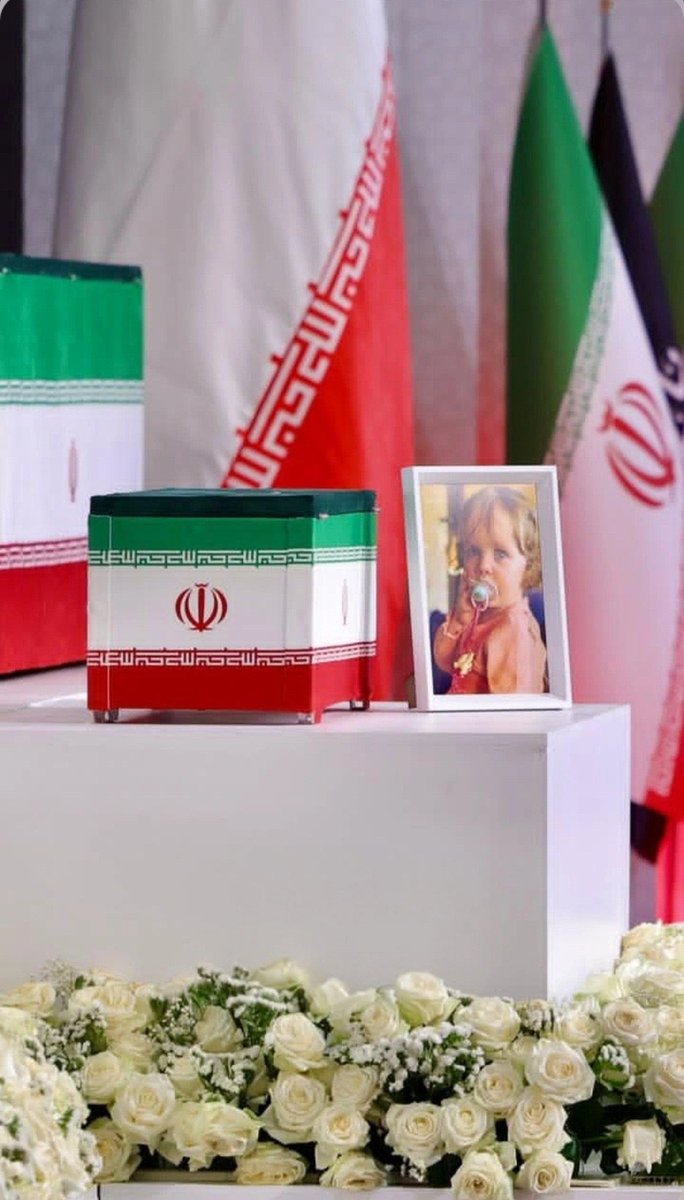 szed_18's tweet photo. آغوش مادر جای توست ، آنجا چه میکنی عزیزم ...؟!❤️‍🩹
#آقای_شهید_ایران #باید_برخاست https://t.co/FKF3wNW3MN