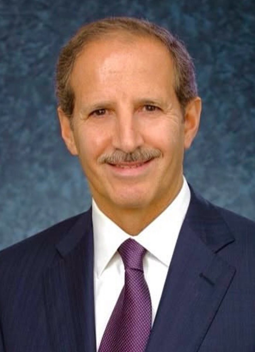 aljenaat's tweet photo. يعتبر المهندس 
نادر حمد سلطان بن عيسى القناعي  .. 

أحد الآباء المؤسسين والمحرك الرئيسي وراء فكرة وإطلاق العلامة التجارية العالمية Q8 التابعة لـ شركة البترول الكويتية العالمية (KPI).

تولى القناعي منصب رئيس شركة البترول الكويتية العالمية (KPI) منذ تأسيسها عام 1983 وحتى عام 1993. وخلال هذه الفترة، قاد استراتيجية التوسع الخارجي الطموحة لدولة الكويت من خلال الخطوات التالية:-

- شراء الأصول الأوروبية: 
- ⁠قاد عمليات الاستحواذ التاريخية على شبكات محطات الوقود والمصافي التابعة لشركة "جلف أويل" (Gulf Oil) في أوروبا، بالإضافة إلى أصول شركات أخرى مثل "موبيل" في إيطاليا..

⁠ - ابتكار الهوية التجارية (Q8): 
- ⁠واجهت الشركة تحدياً في دمج المحطات المستحوذ عليها تحت هوية واحدة بدلاً من الأسماء التجارية المختلفة.
- ⁠ومن هنا بزغت فكرة علامة Q8 (والتي تنطق بالإنجليزية تماماً مثل كلمة Kuwait)، لتكون رمزاً عصرياً يسهل التعرف عليه عالمياً، ومستوحى من الشراع الكويتي التقليدي.

- حماية الأصول أثناء الغزو: 
- ⁠تجلت عبقريته الإدارية خلال فترة غزو الكويت عام 1990؛ حيث نجح من المقر الإقليمي للشركة في لندن بإدارة الأصول والمحطات الخارجية بكفاءة، وضمان استمرار تدفقات الأعمال وحماية الاستثمارات الكويتية في الخارج من التجميد أو الانهيار.

تحولت علامة Q8 بفضل هذه الرؤية إلى واحدة من أشهر العلامات التجارية لمحطات الوقود والمشتقات النفطية في أوروبا (مثل إيطاليا، بلجيكا، هولندا، ولوكسمبورغ)، واليوم بدأت مؤسسة البترول الكويتية بافتتاح محطات تحمل نفس الشعار العالمي داخل الكويت أيضاً.

————————————————

( منقول ) 

#نادر_حمد_سلطان_بن_عيسى_القناعي
#الجناعي #القناعي #الجناعات #الكويت
#شركة_البترول_الوطنية #q8 
#نفط #بترول #شخصيات_كويتية
#بترولي #كويت #رجال_الكويت
#رجال_من_الكوبت