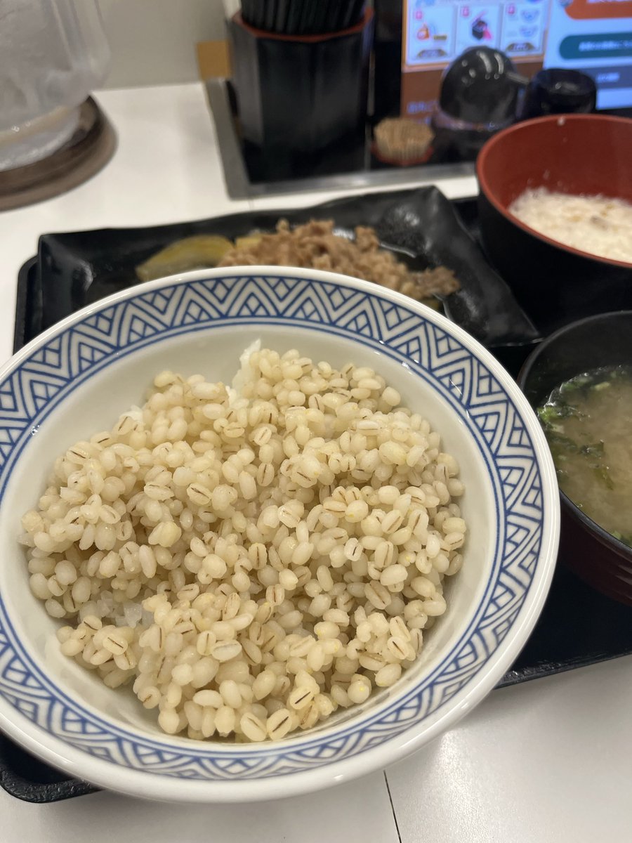 _ichiba_'s tweet photo. 吉野家でドラクエコラボと聞いてきたけど…

タブレットにメニューが無くて頼み方がわかりませぬ
(新メニューの麦飯)

もう終わったのかな？？ https://t.co/19Ue0qV4fW