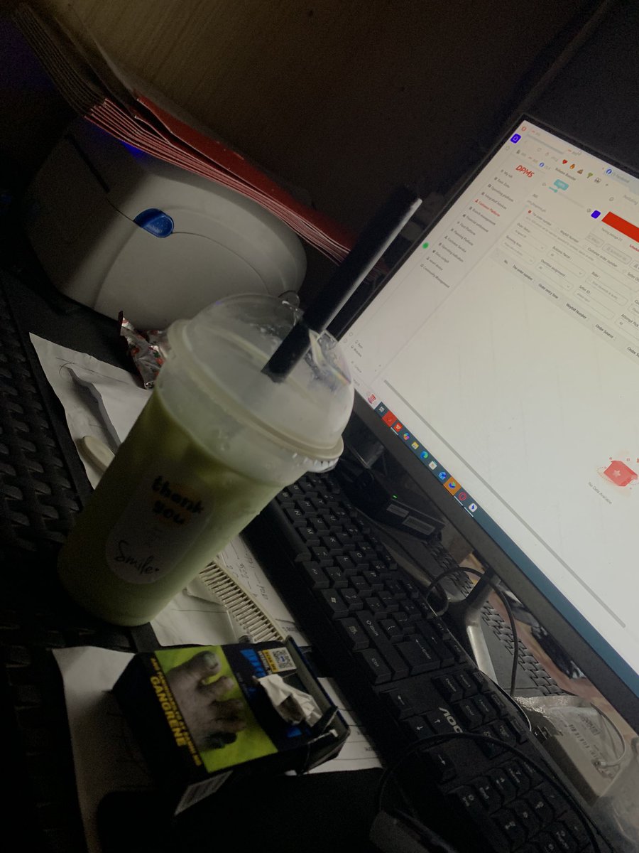 Dheendhin's tweet photo. Messy desk 😂 https://t.co/nivqqVwZUs