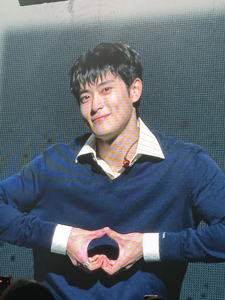 lloveUtoday's tweet photo. 보조개포즈.                           복숭아포즈 https://t.co/xd0Auy623J