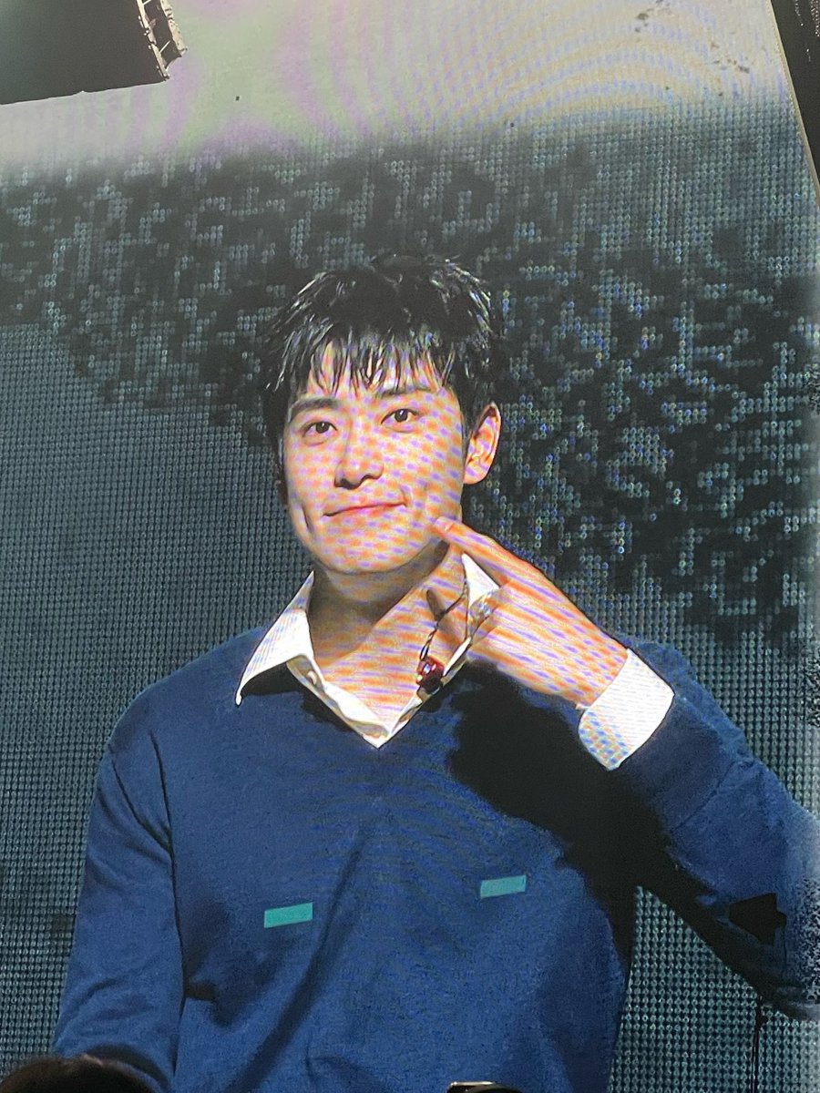 lloveUtoday's tweet photo. 보조개포즈.                           복숭아포즈 https://t.co/xd0Auy623J