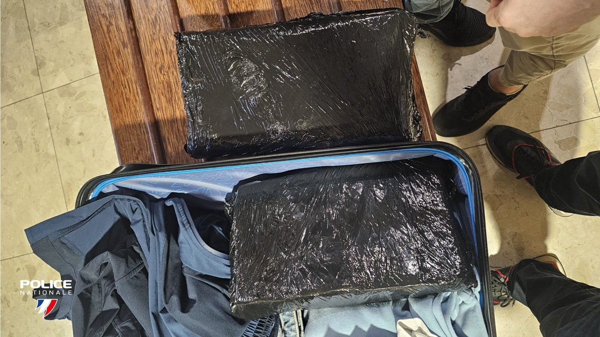 PoliceNationale's tweet photo. La lutte contre le narcotrafic se poursuit partout en France avec de nouvelles saisies ⤵️

📍À Marseille (13), une opération de lutte anti-stupéfiants menée par les policiers a permis l'interpellation de 6 individus et la saisie de 10 000 €

Lors d’une seconde opération, les policiers ont interpellé un individu au comportement suspect. La fouille de son véhicule a permis la découverte de 59 kg de cannabis. L’enquête, confiée à l’OFAST, a conduit à sa condamnation à 3 ans d’emprisonnement.

📍En Guyane (973), plus de 6 kg de résine de cannabis ont été saisis dans la valise d'un passager en provenance de l'Hexagone.