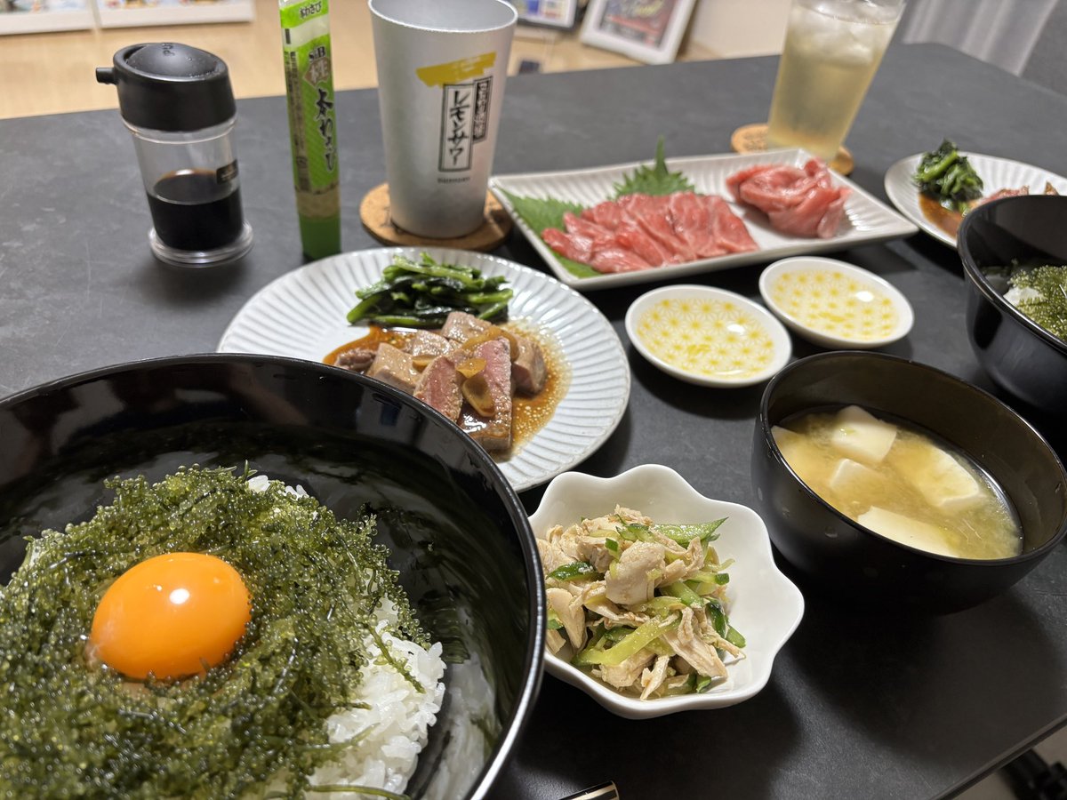 Ao__505's tweet photo. 海ぶどう丼、マグロステーキ、大トロの刺身、アーサの味噌汁
すごく贅沢なご飯です！
大トロ➕海ぶどう丼一緒に食べたらヤバい美味しさ😍
#アビスパ料理部
#お兄さんの晩酌 https://t.co/G0ADI4i0Rk
