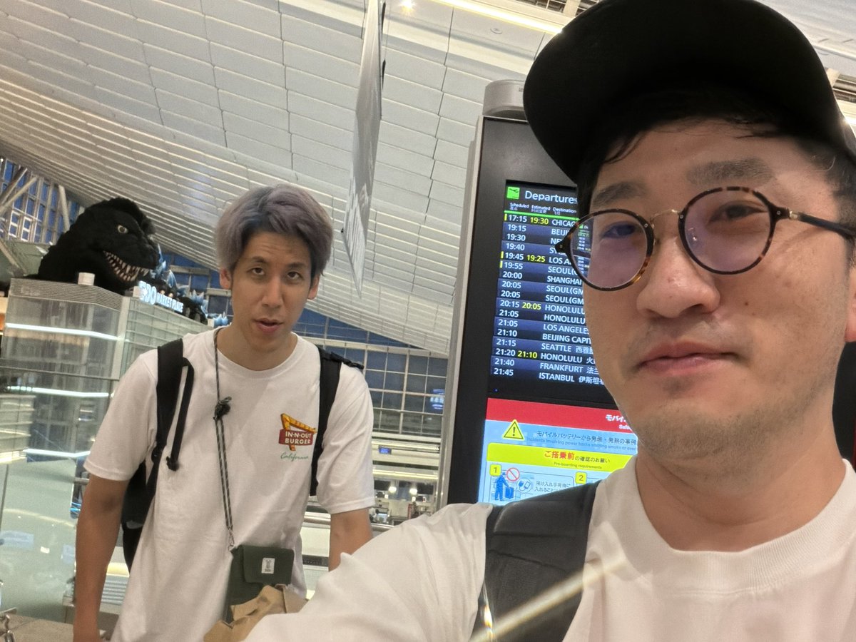 pom52p's tweet photo. 日本に帰ってきました
最後は悔しい結果に終わりましたが、それでもW杯は最高の大会です
特にゴールの瞬間は他では味わえないくらい喜びが爆発するし
いろんな国の方との素敵な出会いもありました
日本代表が出ていなかったら行ってないと思うので本当にありがとうございます

最後に、左に写っている爺さんとは結婚していないことを発表しておきます