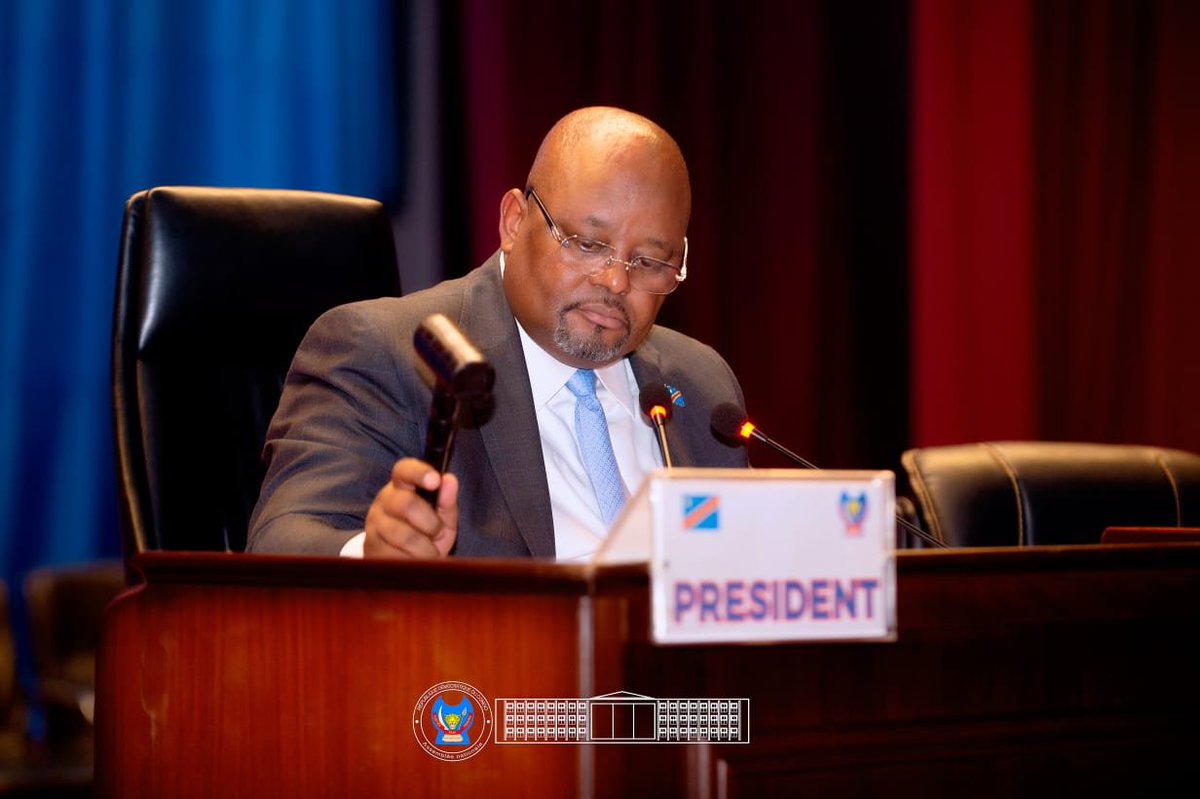 AssembleeNatRDC's tweet photo. ASSEMBLÉE NATIONALE : la plénière a déclaré recevables deux projets de loi sur les conventions de collaboration et sur le statut des anciens combattants, et adopté le projet de loi de finances rectificative 2026

La session extraordinaire de l’Assemblée nationale s’est poursuivie ce vendredi 03 juillet en séance plénière, sous la présidence de l’Honorable Aimé Boji Sangara, Président de l’Assemblée nationale, entouré des membres du Bureau. La Représentation nationale a examiné deux projets de loi majeurs portant sur des réformes d’intérêt national aux implications économiques, financières, sociales et mémorielles.

Le premier texte concerne le projet de loi portant régime fiscal, douanier, parafiscal, des recettes non fiscales et de change applicable aux conventions de collaboration, défendu par le Ministre des Finances, Doudou Fwamba. Celui-ci a indiqué qu’il s’agit d’un cadre juridique moderne visant à sécuriser les projets de coopération, renforcer la gouvernance des finances publiques et améliorer la transparence dans la mobilisation et la gestion des recettes publiques.

Le second texte est le projet de loi portant statut des anciens combattants en RDC, présenté par le Ministre délégué auprès du Ministre de la Défense nationale, chargé des anciens combattants, Eliezer Ntambwe. Il a souligné qu’il s’agit d’un texte de reconnaissance nationale prévoyant notamment la protection sociale des anciens combattants et de leurs ayants droit, incluant la prise en charge sanitaire, l’accompagnement social et la garantie des droits acquis.

Après débat général, au cours duquel plusieurs députés nationaux ont formulé observations et propositions d’amendements, le Rapporteur de l’Assemblée nationale, l’Honorable Jacques Djoli, est également intervenu en sa qualité de député national.

À l’issue des réponses du Gouvernement, la plénière a déclaré les deux projets de loi recevables. Le projet relatif au régime fiscal des conventions de collaboration a été renvoyé à la Commission mixte ECOFIN, tandis que celui portant statut des anciens combattants a été confié à la Commission mixte Défense et Sécurité. Les deux commissions disposent de trois jours pour approfondir l’examen et intégrer les amendements.

Par ailleurs, la plénière a déclaré recevable le rapport de la Commission ECOFIN, dirigée par le Député national Guy Mafuta, sur le projet de loi de finances rectificative 2026, présenté par la Députée nationale Ida Kitwa Godalena. À la suite d’une motion incidentielle du député national Landry Cizungu, le texte a été adopté article par article.

Le texte a été adopté par 389 voix pour, zéro contre et zéro abstention. La loi de finances rectificative sera transmise au Sénat pour seconde lecture.