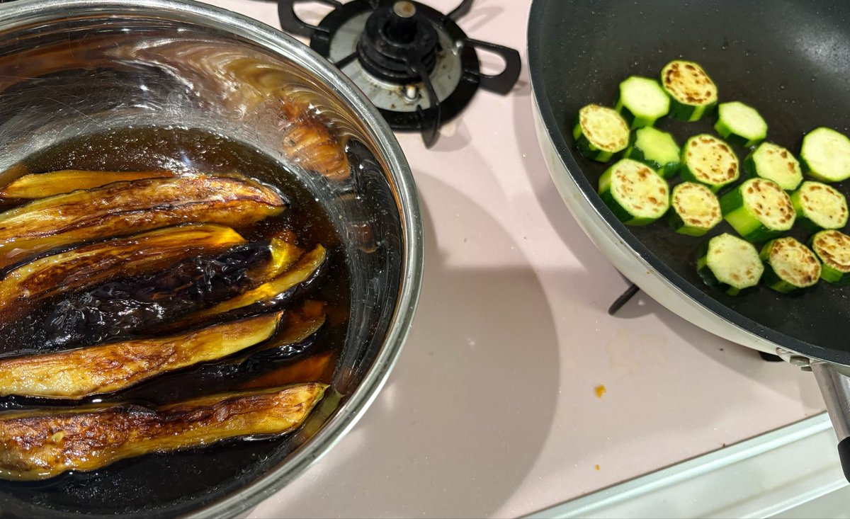 Pe_zosu's tweet photo. 台所で無心で料理する🍳夏野菜の焼きびたし、豚ヒレのチャーシュー🐖
焼きびたし美味しくてナス一本分食べてしまった🍆チャーシューは明日の昼、ラーメンかチャーハンして使うか🤔 https://t.co/BOntQDwvFR
