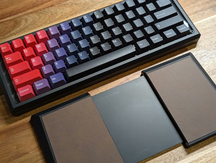 keeb_on's tweet photo. 「Magic Shell」再販開始いたしました！

Apple Magic Trackpad専用パームレストです。 
キーボードの手前にTrackpadを設置した際、手のひらが触れ入力が途切れてしまわないよう、操作範囲を制限しつつパームレストとして嵩上げできるようになっています。

残りわずかのため、ぜひお早めに！ https://t.co/vhrG739RuC