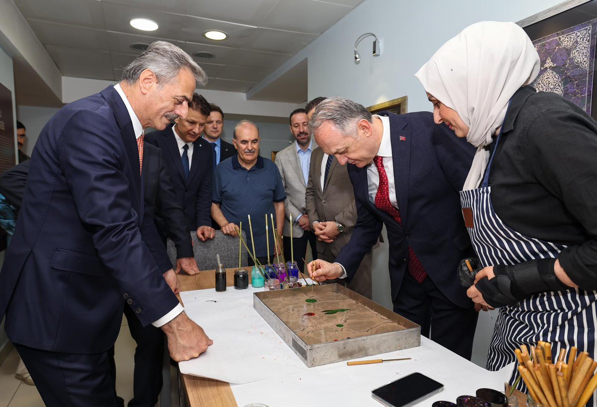 sbYusufAlemdar's tweet photo. Kültür Yolu Festivali etkinlikleri kapsamında Kültür ve Turizm Bakan Yardımcımız Sayın Gökhan Yazgı, şehir protokolümüz ve kıymetli misafirlerin katılımıyla Ofis Sanat Merkezi’mizde düzenlenen HİÇ’ten Gelenler ve Yaşayan Miras sergilerinin açılışını gerçekleştirdik.

Ardından kıymetli misafirlerimizle birlikte Geleneksel Sanatlar İhtisas Merkezi’mizi ziyaret edip kıymetli hocalarımız ve katılımcılarla sohbet ettik. Devam eden atölye çalışmalarına misafir olduk. 

Büyükşehir Belediyesi olarak zengin içerikleriyle aylık düzenli kültür sanat etkinliklerine çok önem veriyoruz.

Kültür Yolu Festivali ile bu ay içerik çeşitliliği tarihi bir zirveye yükseliyor.

Her yaştan hemşehrimizin, şehrin her köşesinde keyifle katılacağı, güzel vakit geçireceği bir çok etkinliğe ev sahipliği yapıyoruz.

#BuŞehirHepimizin