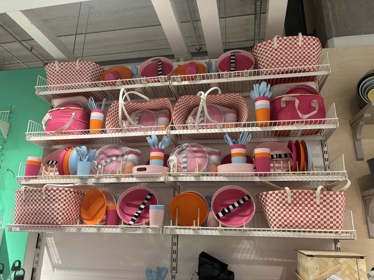 revecrash's tweet photo. le diable travaille dur, mais la lesbienne d’ikea travaille plus dur https://t.co/Jlo0c7SFy0