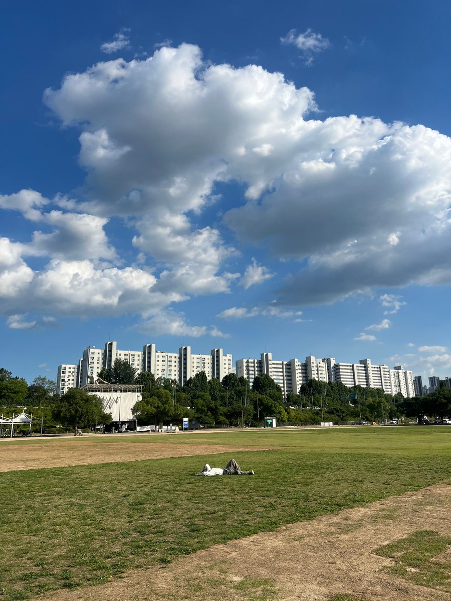 haingdr0's tweet photo. 학생 아무데나누우면 쯔쯔가무시 걸려 https://t.co/M3TJ65aUbM