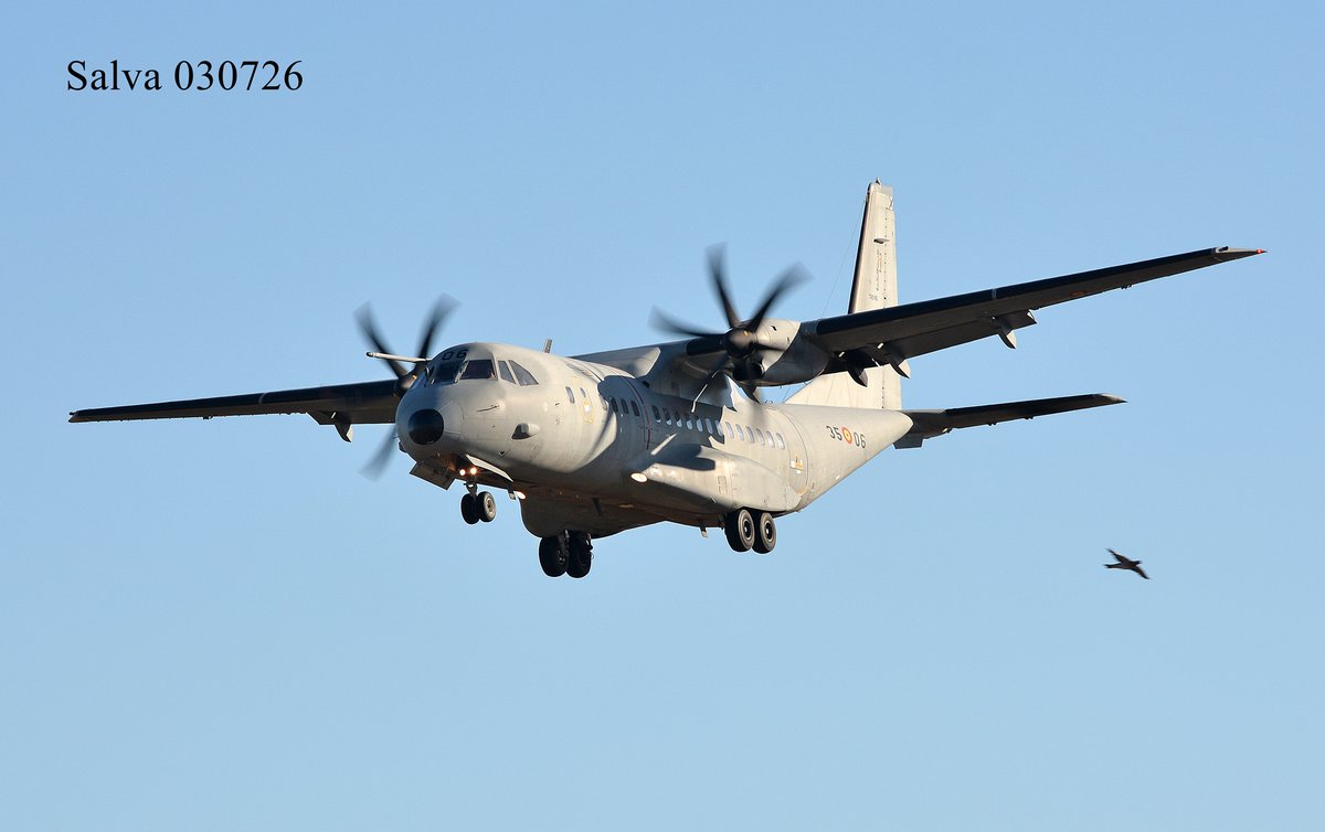 05derecha's tweet photo. Ayer por la tarde la #BASanJavier #AcademiaGeneraldelAire recibió la visita de dos de nuestros incansables CASA #C295M del #Ala35. Muchísimas gracias a los pilotos de este avión por sus saludos. @EjercitoAire @SpottersMurcia https://t.co/zihk2uVjt0