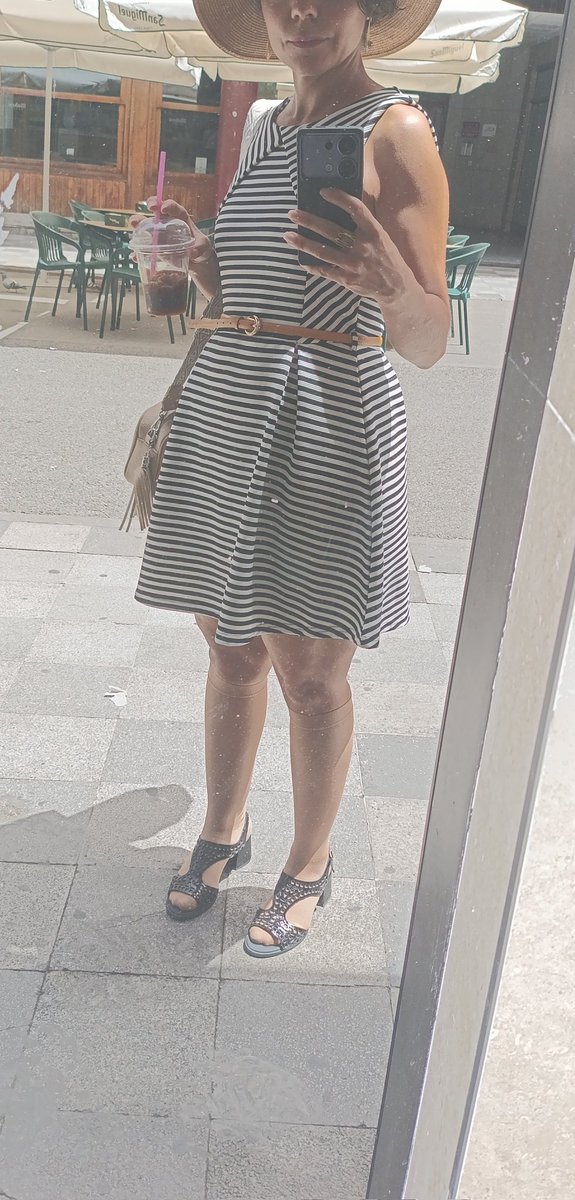charrisca's tweet photo. Yo arreglada con mis medias del linfedema puestas. Mucha gente me pregunta si no dan calor, efectivamente dan calor. ¿Le preguntan a alguien que lleve un corsé ortopédico para la espalda si es incómodo? Pues es lo mismo. Es linfedema #linfedema #lymphedema https://t.co/eMXYBKcSqB