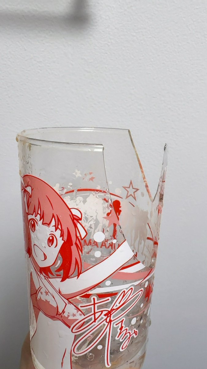 fooooooomin's tweet photo. ずっと使ってた、「古のアイマスPの家に結構な確率である」とされるコップが割れてしまった
ショックすぎる
っていうかこれ12年も前の一番くじの景品だったのか… https://t.co/nhQPV9YJF1