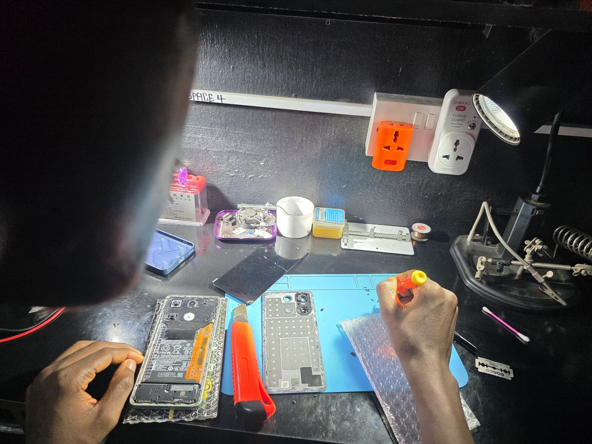 mobile_gurus's tweet photo. Cracked screen or bleeding purple display? We’ve seen it all! 📵 ❌ 💔  
A customer brought in this severely damaged device, but our technicians are on it. Stay tuned! we’ll share the full behind-the-scenes screen replacement video. 🪛✨
#mobilegurus_uyo 🧡 https://t.co/fUWK4ejz1i