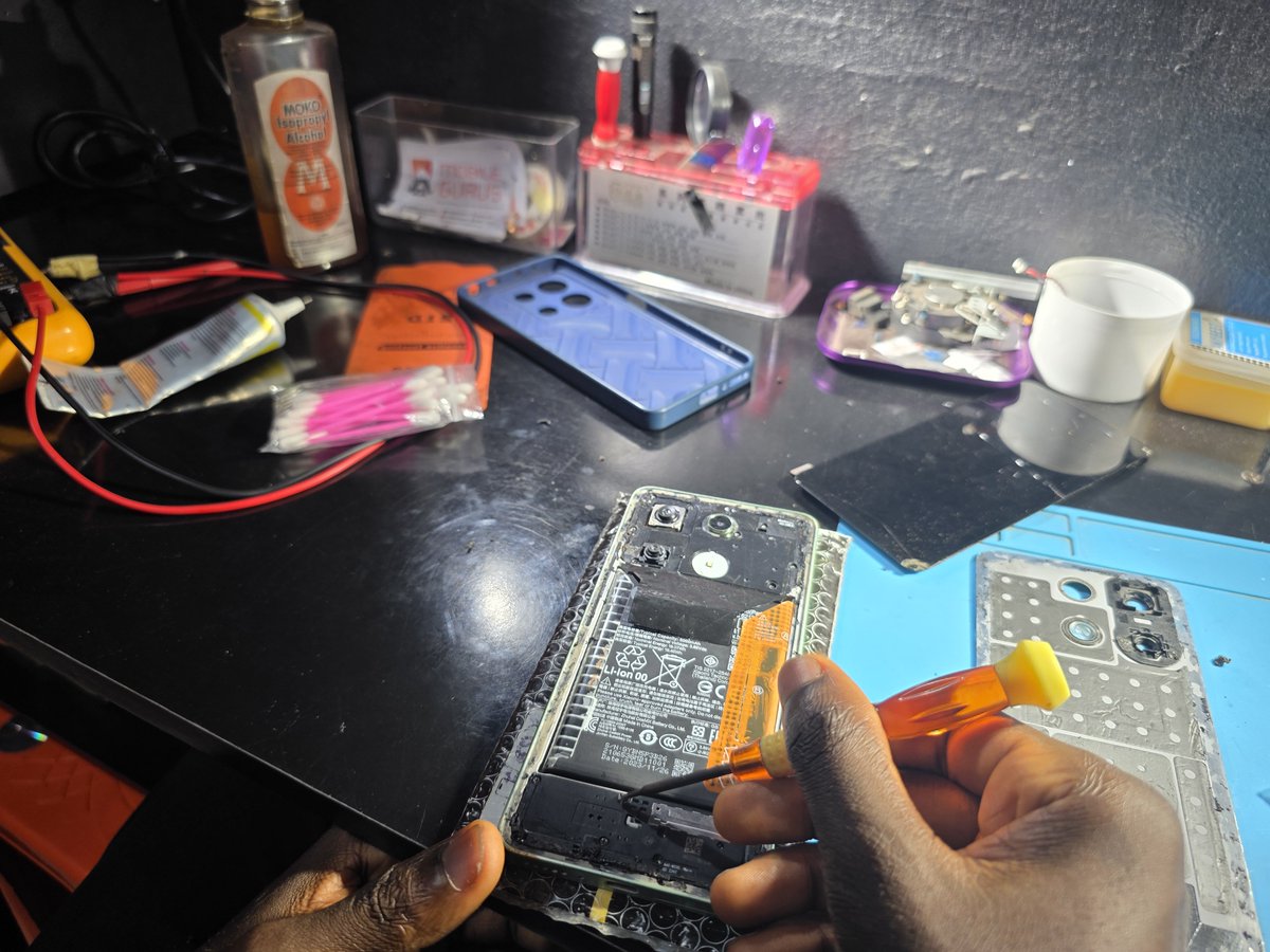 mobile_gurus's tweet photo. Cracked screen or bleeding purple display? We’ve seen it all! 📵 ❌ 💔  
A customer brought in this severely damaged device, but our technicians are on it. Stay tuned! we’ll share the full behind-the-scenes screen replacement video. 🪛✨
#mobilegurus_uyo 🧡 https://t.co/fUWK4ejz1i
