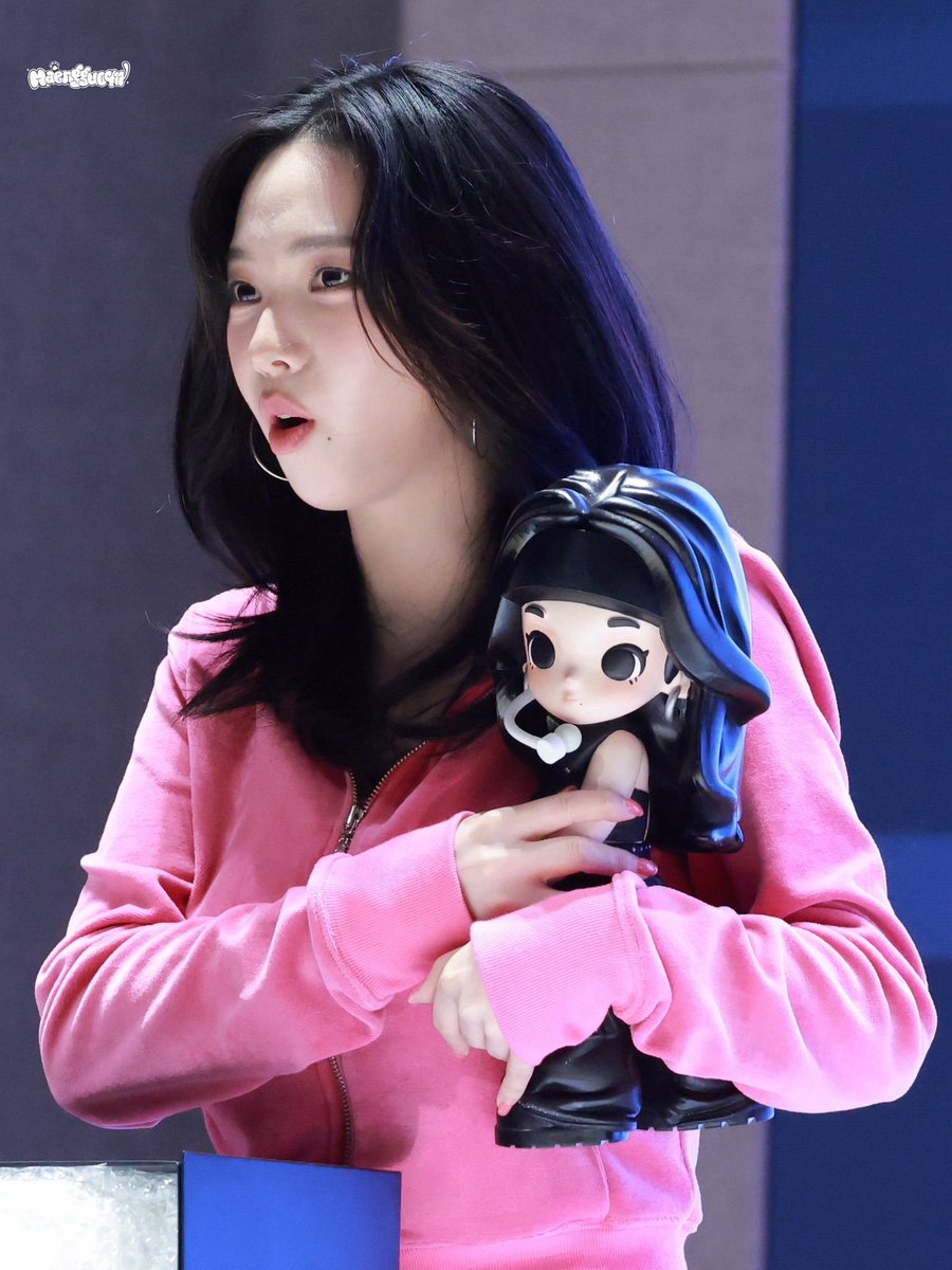 sunshine_080507's tweet photo. someone gave karina an UP rina figurine https://t.co/IXtKAOumZn