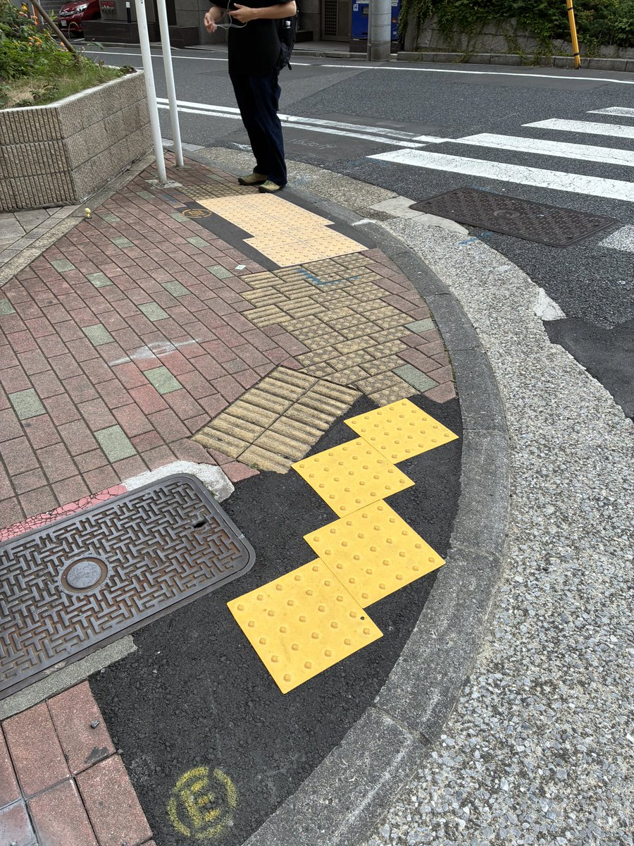 topololabo's tweet photo. 三種相盛の点字ブロック、摩滅の味がすごいもの、銀座は侮れない。 https://t.co/IYTU0vD9QW