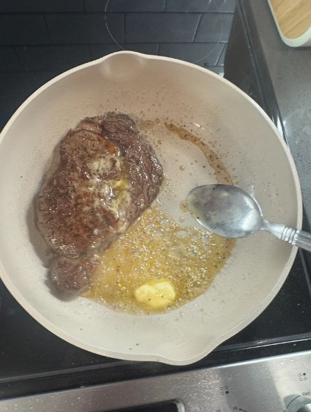 HeartBabe_matty's tweet photo. dinner's in good hands https://t.co/1sGNobPLnL