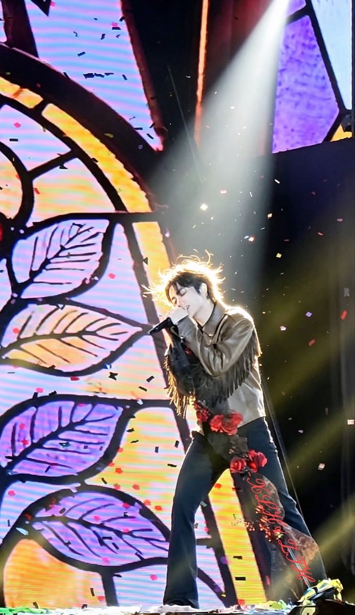 smoldejuns's tweet photo. WOAH THIS INSANELY GORGEOUS SHOT OF SINGER XIAOJUN?? 

cr. 我长大后要和肖俊妈妈结婚 https://t.co/mfp07d9sxF