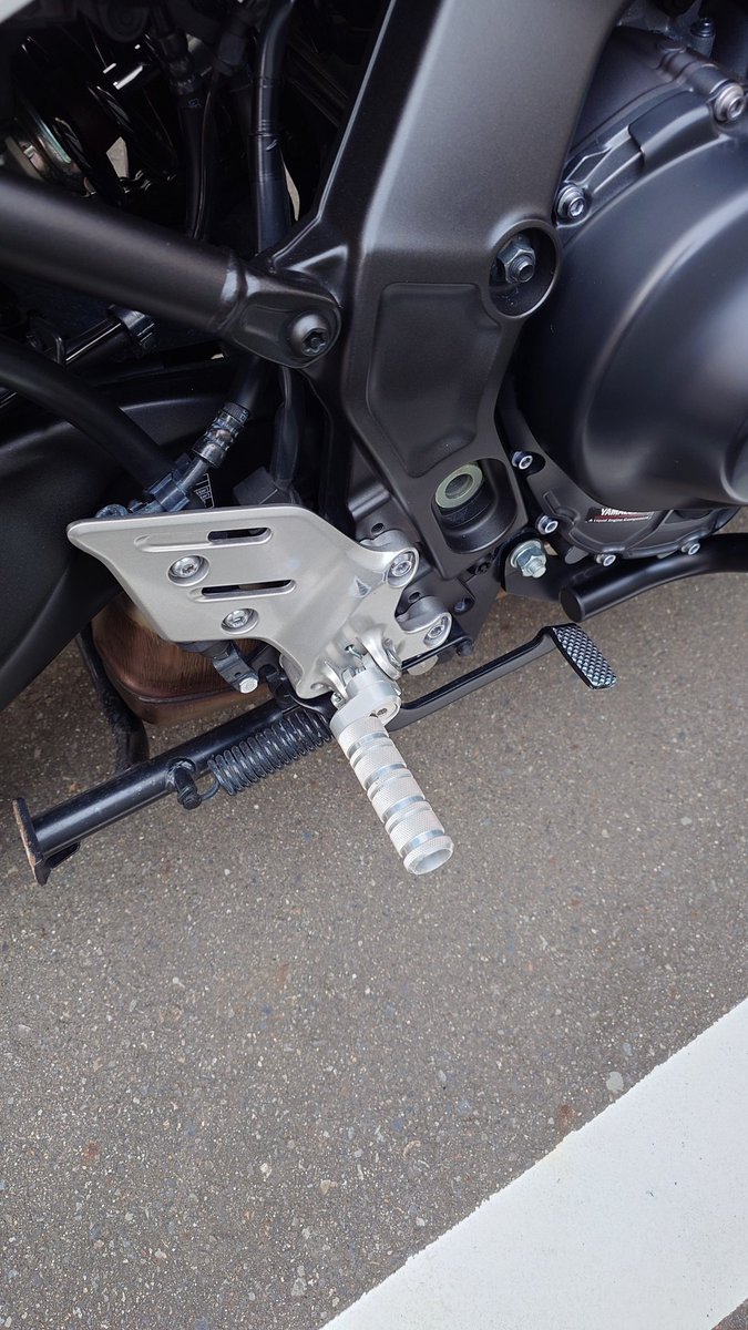 eUeyOmwKCMT2o7w's tweet photo. 停車時に足出す時、太ももがステップに当たりすぎるのが気になってたからちょっとステップ改良(^-^)
Ｒ１の時付けてたマルチステップ取っておいたから付くかなーとやってみたら普通に付いた(笑)
ＸＳＲのステッププレートと同じくらい後ろに下がったからどうかな(  ＾∀＾)
見た目は悪いけど(^_^;) https://t.co/SxvKprIga3