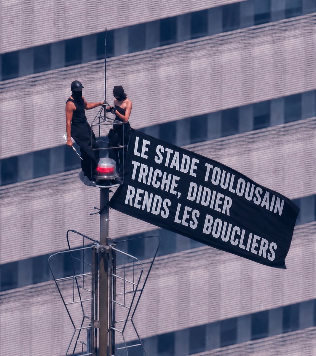 CySup's tweet photo. QUI A FAIT ÇA ?? https://t.co/TYV8xLoAdC