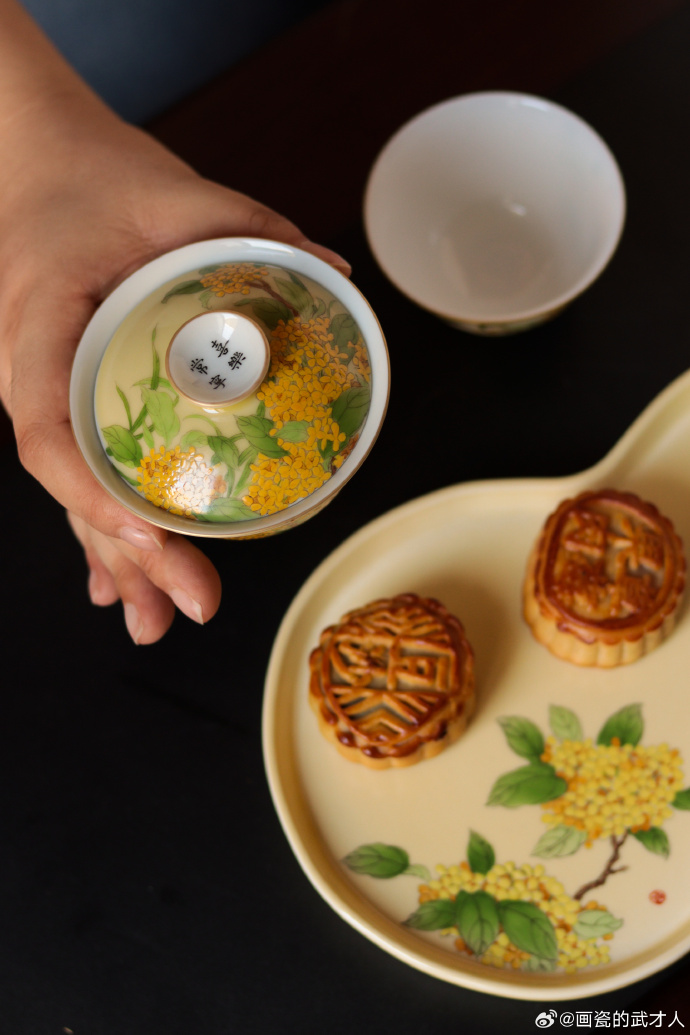 LaurenaFlusbpe's tweet photo. Celebrate the mid-autumn vibe with warm mooncakes and cozy tea under the full moon https://t.co/OINgTkbisy