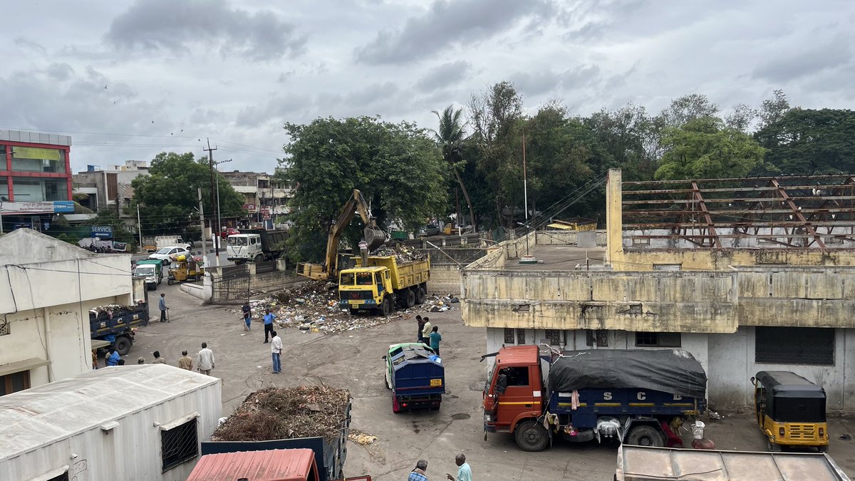 avishalkumar0's tweet photo. @revanth_anum Sir

Thank Q for the excellent library opened on 10-04-2026. However, readers face severe issues due 2 the adjacent dump yard. Garbage vehicles block the path, and the smell is unbearable. Since the gate is common, please open a separate small gate for library users https://t.co/MdOyL4LeCf