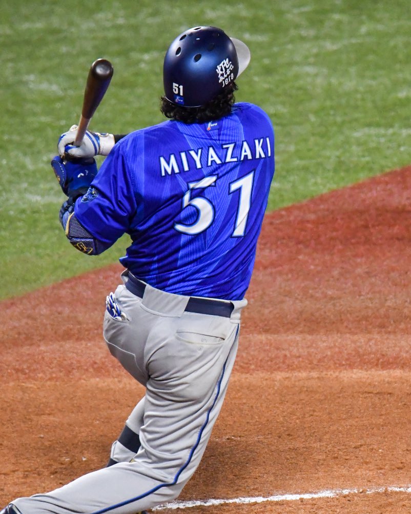 tanmen's tweet photo. 宮﨑の真骨頂！河田さん拝んじゃう☆
#宮﨑敏郎 
#baystars https://t.co/6un1NanLYP