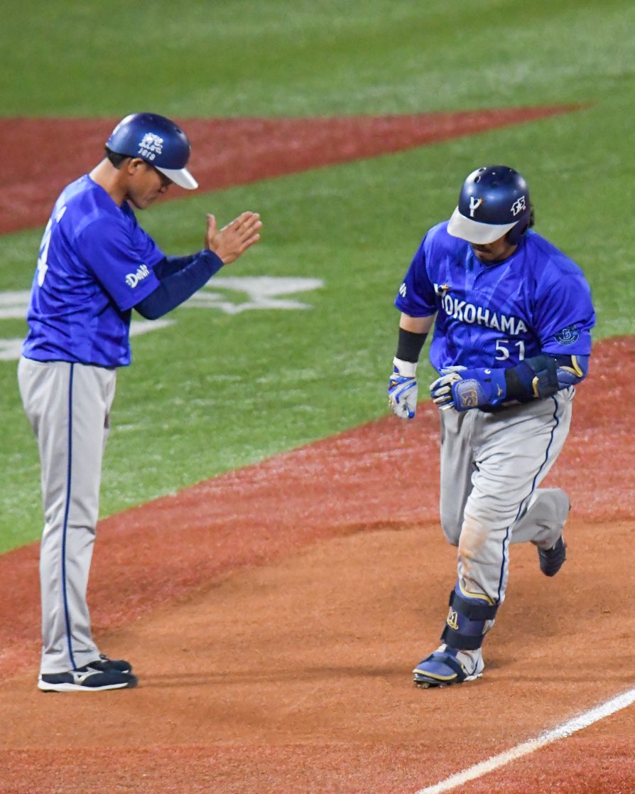 tanmen's tweet photo. 宮﨑の真骨頂！河田さん拝んじゃう☆
#宮﨑敏郎 
#baystars https://t.co/6un1NanLYP